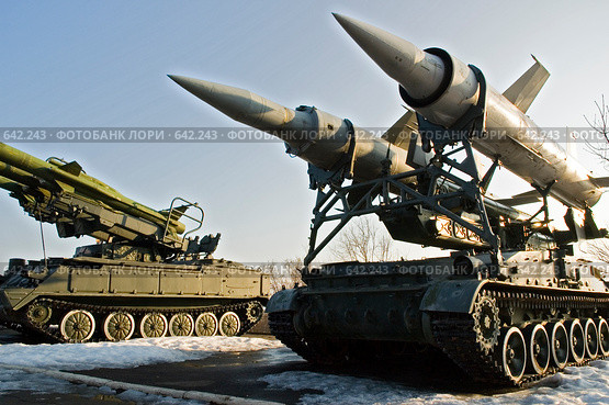 Экспонаты военной техники музея на Соколовой горе города Саратова. Мобильная пусковая установка комплекса ПВО (2007 год). Редакционное фото, фотограф Алексей Бок / Фотобанк Лори
