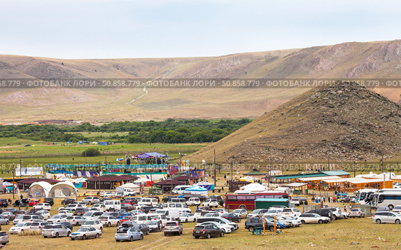ELANTSY VILLAGE, IRKUTSK REGION, RUSSIA - July 5, 2025: Erdynskie Games – festival of nomadic peoples of Eurasia. View of sacred Erd mountain and the territory of the festive site on summer day. Редакционное фото, фотограф Виктория Катьянова / Фотобанк Лори