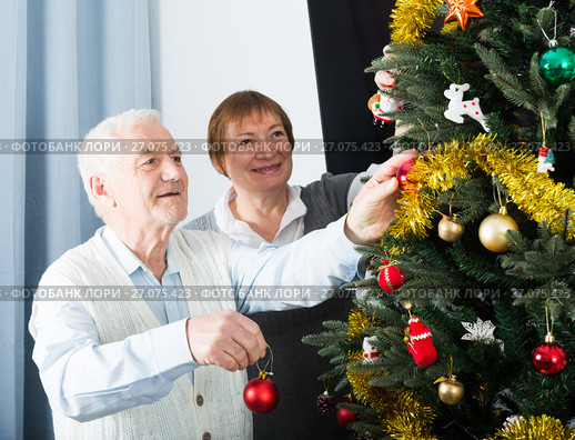 Elderly couple decorate firtree. Стоковое фото, фотограф Яков Филимонов / Фотобанк Лори