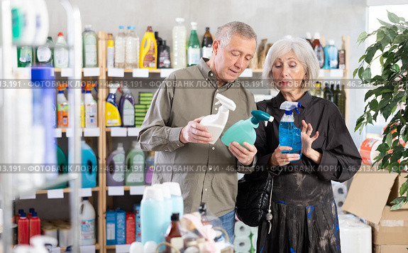 Elderly couple opting for cleaning sprays. Стоковое фото, фотограф Яков Филимонов / Фотобанк Лори
