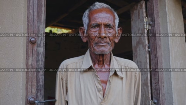 Elderly man posing for portrait in rural setting. Стоковое видео, видеограф Данил Руденко / Фотобанк Лори