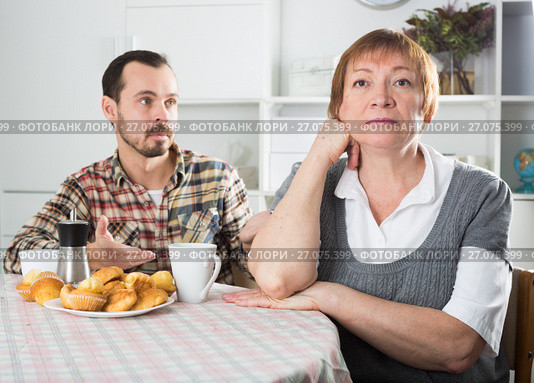 Elderly mother resents her son. Стоковое фото, фотограф Яков Филимонов / Фотобанк Лори