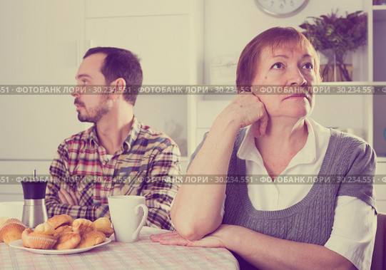 Elderly mother resents her son. Стоковое фото, фотограф Яков Филимонов / Фотобанк Лори