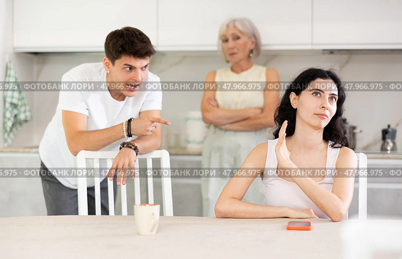 Elderly woman mother and young guy during family quarrel accuse adult daughter. Стоковое фото, фотограф Яков Филимонов / Фотобанк Лори
