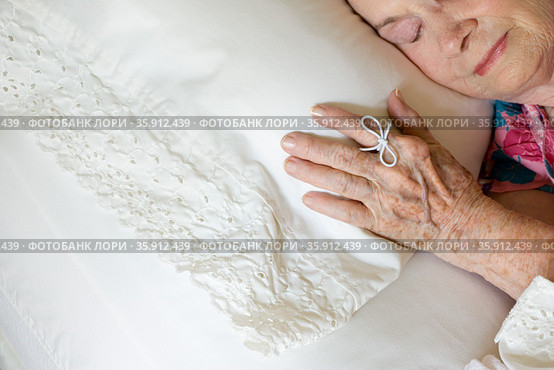 Elderly woman sleeping with string on her finger. Стоковое фото, фотограф Shannon Fagan / Ingram Publishing / Фотобанк Лори