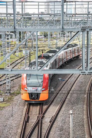 Electric passenger train of the Moscow central railway circle drives at urban landscape. Редакционное фото, фотограф Константин Григорьев / Фотобанк Лори