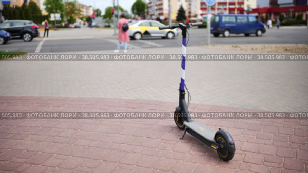 Electric scooter for rent in the city. Стоковое видео, видеограф Mikhail Davidovich / Фотобанк Лори