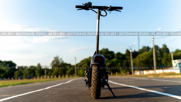 electric scooter on the scooter path. Стоковое фото, фотограф Igor Skripachev / Фотобанк Лори