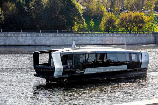 Electric ship boat on the Moscow River. Passenger river transportation in Moscow. Редакционное фото, фотограф Константин Григорьев / Фотобанк Лори