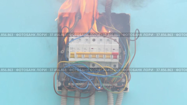 Electrical fire after short circuit in faulty electrical wiring. Стоковое видео, видеограф Владимир Григорьев / Фотобанк Лори