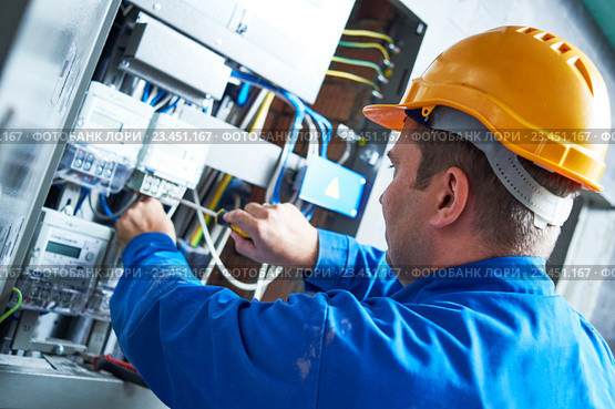 Electrician installing energy saving meter. Стоковое фото, фотограф Дмитрий Калиновский / Фотобанк Лори