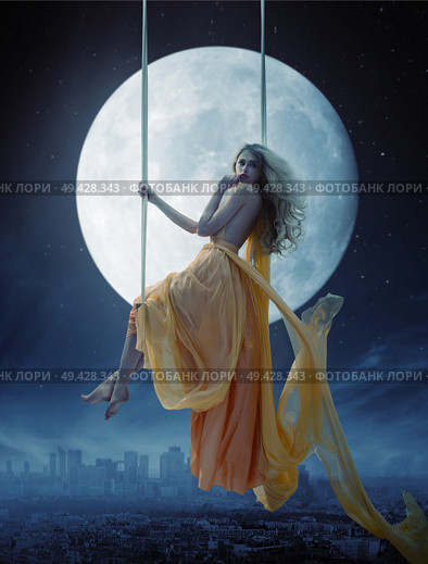 Elegant woman over large moon background. Стоковое фото, агентство Ingram Publishing / Фотобанк Лори