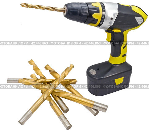 Электрическая ручная дрель и сверла на белом фоне. Electrical hand drill and drill bits isolated on white background. Стоковое фото, фотограф Татьяна Д / Фотобанк Лори