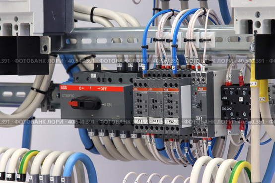 Электрический рубильник компании ABB для переключения режимов работы в электрическом распределительном щите для Умного дома. (2023 год). Редакционное фото, фотограф Нелик Дулатов / Фотобанк Лори