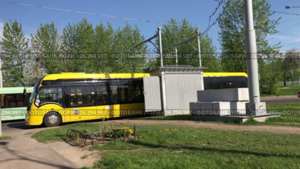 Электробус Е433 Vitovt Max Electro стоит у зарядной станции. Производитель ОАО “Белкоммунмаш” (2017 год). Редакционное видео, видеограф Vadzim Yakubovich / Фотобанк Лори