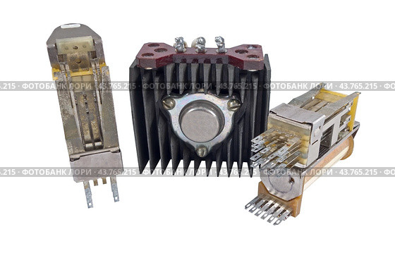 Электромагнитные электрические реле и транзистор на белом фоне. Electromagnetic relay  isolated on white background. Стоковое фото, фотограф Татьяна Д / Фотобанк Лори