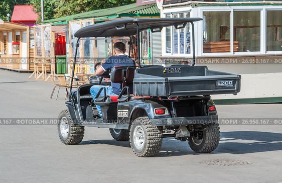 Электромобиль Ezgo в ЦПКиО имени Горького в Москве (2012 год). Редакционное фото, фотограф Алёшина Оксана / Фотобанк Лори