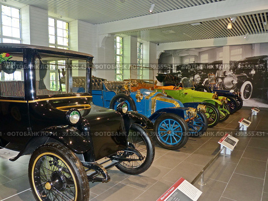 Электромобиль "Milburn Electric Model 27L Brougham", 1914 г., купе, 27 км/ч, США. Мотор - 60 Вт мощностью около 2 лошадиных сил. Музей автомобильной техники. Верхняя Пышма, Россия, сентябрь 2020. Редакционное фото, фотограф Сергей Елизарьев / Фотобанк Лори