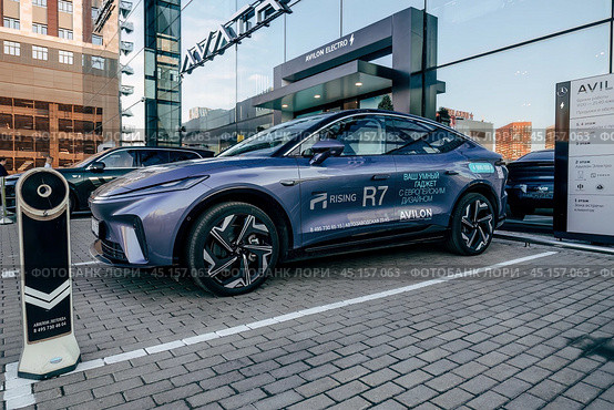 Электромобиль Rising Auto R7 перед зданием дилерского центра. Среднеразмерный электромобиль-кроссовер, выпускаемый компанией SAIC Motor (2024 год). Редакционное фото, фотограф Константин Григорьев / Фотобанк Лори