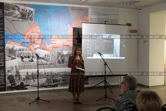 Елена Темченко - фестиваль "Поэтическое стояние" В Балашихинской картинной галерее (2024 год). Редакционное фото, фотограф Дмитрий Неумоин / Фотобанк Лори