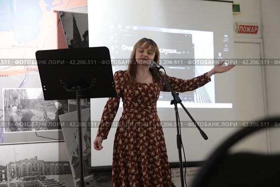 Елена Темченко - фестиваль "Поэтическое стояние" В Балашихинской картинной галерее (2024 год). Редакционное фото, фотограф Дмитрий Неумоин / Фотобанк Лори