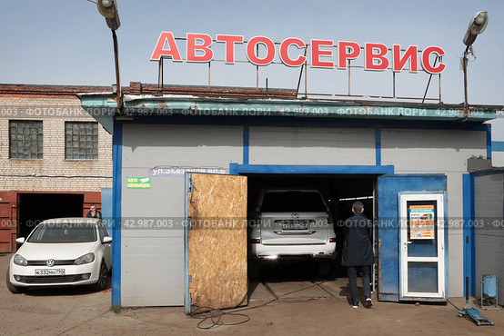 Элитный автомобиль "Лексус" на ремонте в гараже (2024 год). Редакционное фото, фотограф Дмитрий Неумоин / Фотобанк Лори