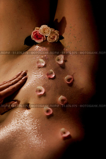 Embracing Petals, Glowing Skin - Rejuvenating Beauty at the Day Spa. Стоковое фото, фотограф Aleksandr Golubev / Фотобанк Лори