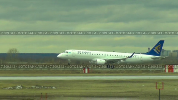 Embraer 190 авиакомпании Air Astana приземляется в аэропорте Толмачёво. Новосибирск. Россия (2015 год). Редакционное видео, видеограф Игорь Жоров / Фотобанк Лори