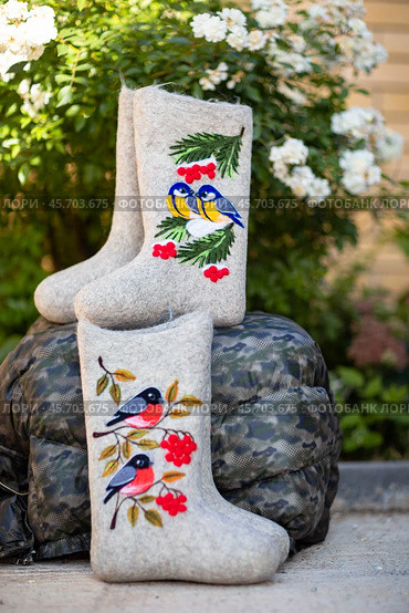 Embroidered valenki on a background of garden flowers (2020 год). Редакционное фото, фотограф Андриян Григорьевич Чаркин / Фотобанк Лори