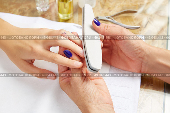 emery polish sandpaper woman nails in Nail Salon. Стоковое фото, агентство Ingram Publishing / Фотобанк Лори