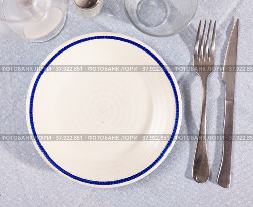 Empty plate and serving pieces on table. Стоковое фото, фотограф Яков Филимонов / Фотобанк Лори