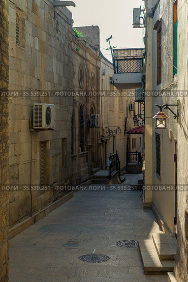 Empty street in old city Icheri Sheher of Baku, Azerbaijan. Architecture of Old city Baku. Inner City buildings. (2018 год). Стоковое фото, фотограф Константин Лабунский / Фотобанк Лори