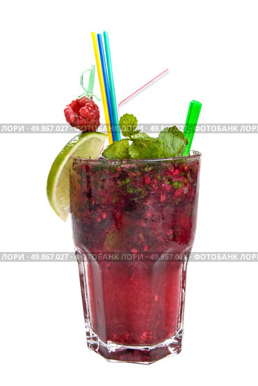 Energy mohito with mint, lime and raspberry isolated on white. Стоковое фото, агентство Ingram Publishing / Фотобанк Лори