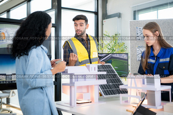 Engineers, architects, and designers collaborate to design a building that employs natural energy. Стоковое фото, агентство Ingram Publishing / Фотобанк Лори