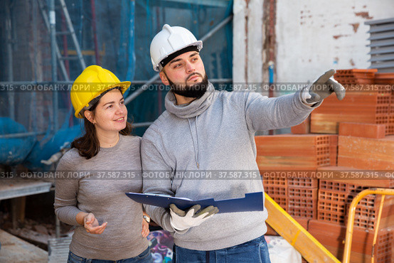 Engineers inspecting process of building overhaul. Стоковое фото, фотограф Яков Филимонов / Фотобанк Лори