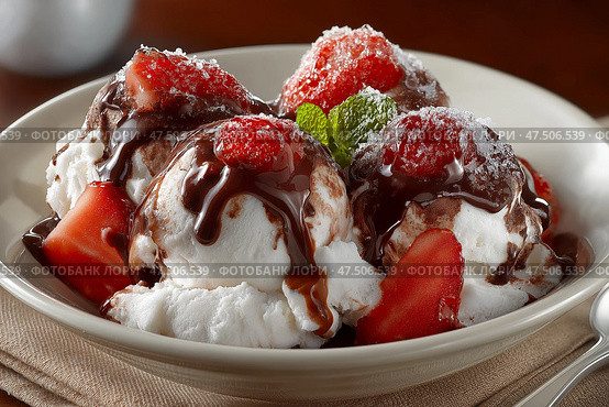 Enjoying a delicious bowl of chocolate, vanilla, and strawberry ice cream. Боул с шоколадным, ванильным и клубничным мороженым. Стоковое AI-изображение, AI-художник Katsiaryna Repich / Фотобанк Лори