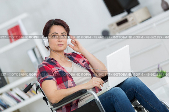 enjoying lifes positive things despite severe handicap. Стоковое фото, агентство Ingram Publishing / Фотобанк Лори