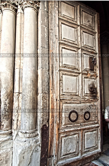 Entrance door in Church of Holy Sepulcher. close up. Стоковое фото, агентство Ingram Publishing / Фотобанк Лори