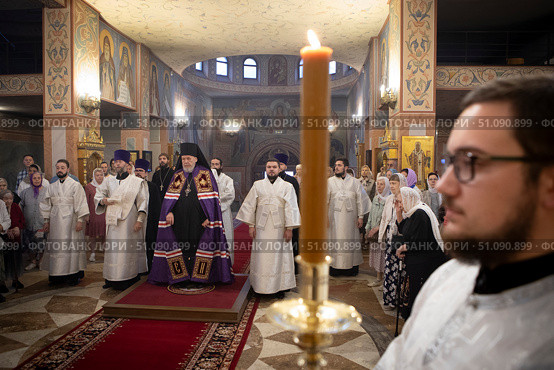Епископ Балашихинский и Орехово-Зуевский Николай на литургии в Троицком соборе города Реутов. Редакционное фото, фотограф Дмитрий Неумоин / Фотобанк Лори