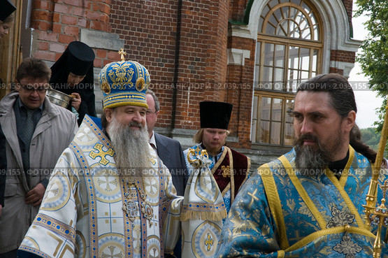 Епископ Серпуховской Роман выходит из храма (2010 год). Редакционное фото, фотограф Ирина Фирсова / Фотобанк Лори
