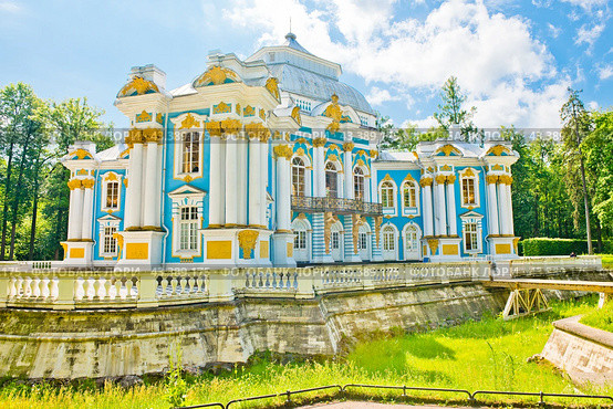 Эрмитаж солнечным летним днем. Екатерининский парк. Царское Село (Пушкин). Россия (2024 год). Редакционное фото, фотограф E. O. / Фотобанк Лори