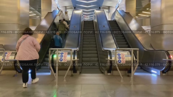 Эскалатор метро. Интерьер московского метрополитена. (2024 год). Редакционное видео, видеограф Светлана Акифьева / Фотобанк Лори