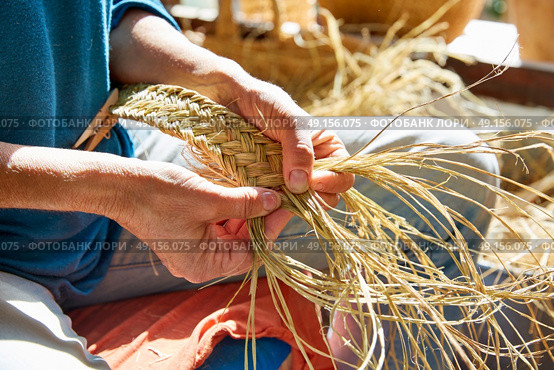 Esparto halfah grass crafts craftsman hands working. Стоковое фото, агентство Ingram Publishing / Фотобанк Лори