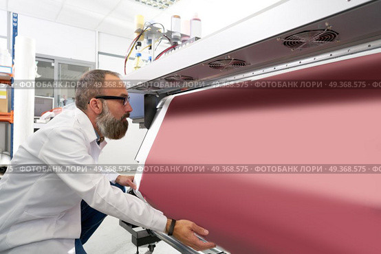 Espertise man in transfer printing industry plotter. Espertise man in transfer printing industry plotter printer hipster beard. Стоковое фото, агентство Ingram Publishing / Фотобанк Лори