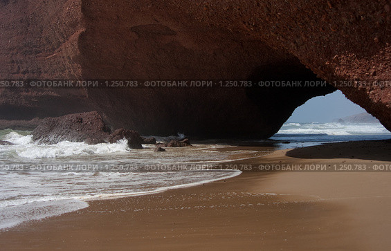 Естественная арка на пляже Легзира, Марокко (2009 год). Стоковое фото, фотограф Ярослава Синицына / Фотобанк Лори