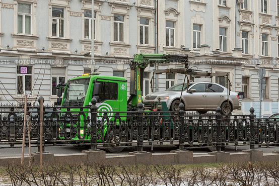 Эвакуация автомобиля эвакуатором "Московского паркинга" на Бульварном кольце  (2025 год) Редакционное фото, фотограф Юлия Кутыгина / Фотобанк Лори