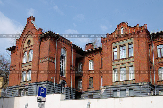 Евангелическая больница. Москва, переулок Обуха, 5 (Воронцово Поле, 14). Строение 1. Вид со стороны переулка Обуха (2023 год). Стоковое фото, фотограф Илюхина Наталья / Фотобанк Лори