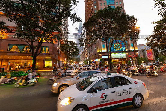 Evening traffic in Ho Chi Minh City, Vietnam (2015 год). Редакционное фото, фотограф Александр Подшивалов / Фотобанк Лори