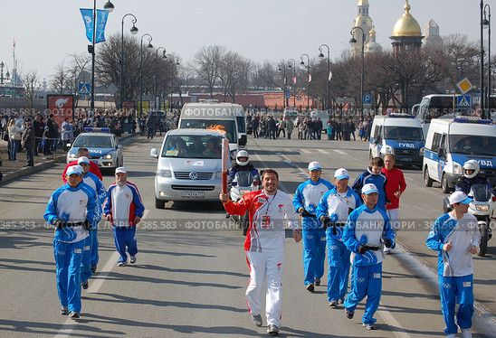 Евгений Чичваркин несет олимпийский факел (2008 год). Редакционное фото, фотограф Vladimir Kolobov / Фотобанк Лори