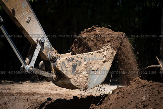 Excavator working with soil and water, during earthmoving works. Стоковое фото, агентство Ingram Publishing / Фотобанк Лори